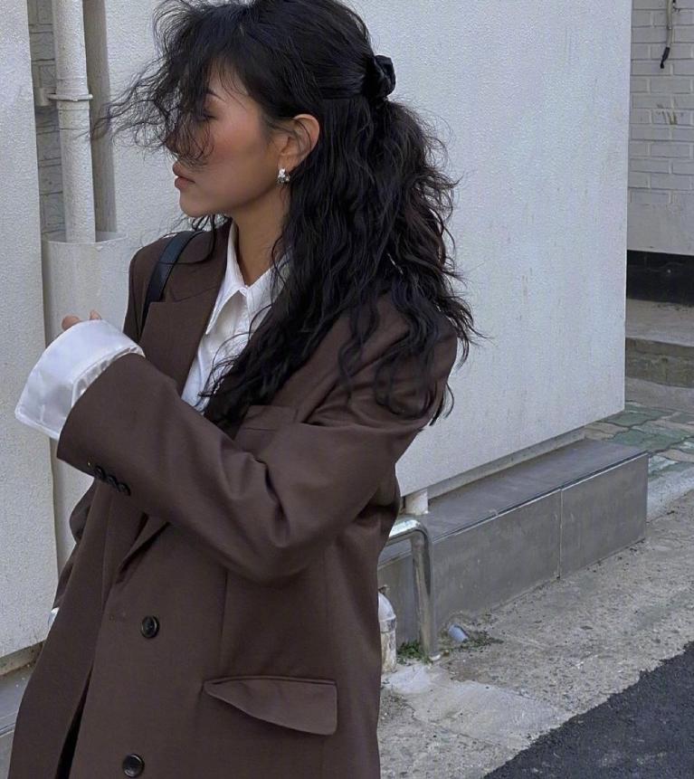 韩国的ins时尚博主tmbming她的风格很适合喜欢简约风穿搭的小姐姐