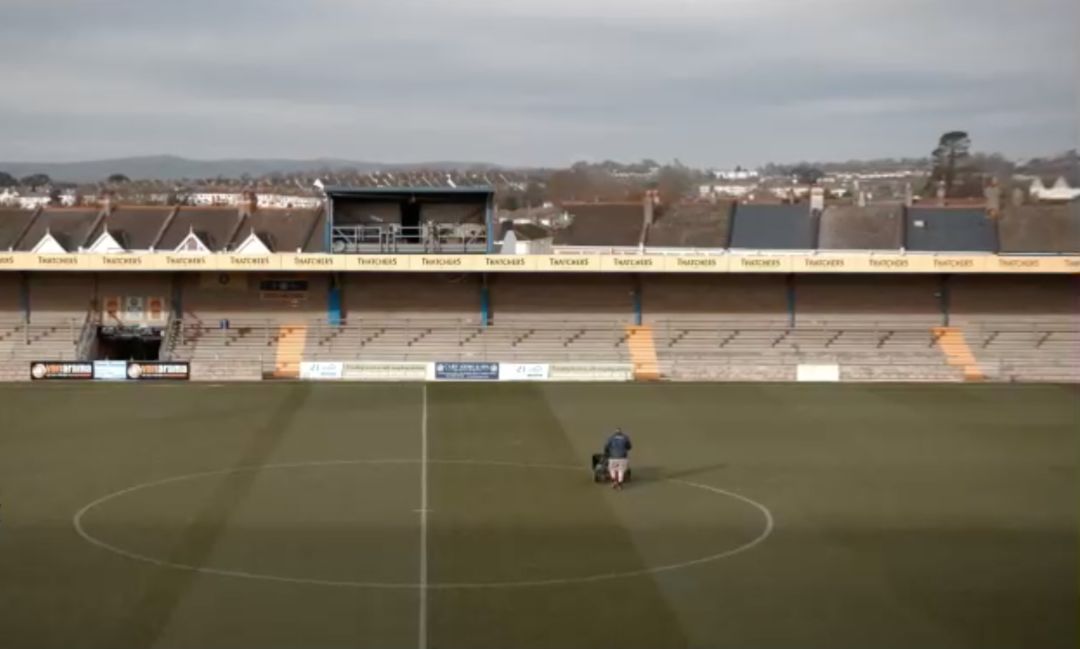 英国职业足坛一家百年俱乐部的戏谑故事，被一条狗拯救的托奎联