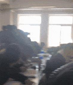 突然冒出一片气泡,突然冒了小小的水泡泡