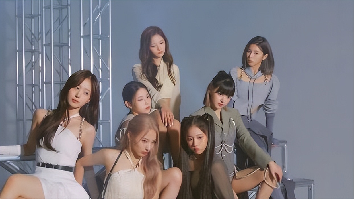 JYP新团出道即受关注，成员雪允因颜值出圈，却被指不尊重粉丝？