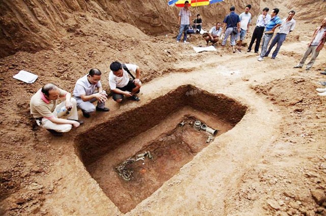 民工捡到3亿元的手镯,民工挖3亿金手镯完整版