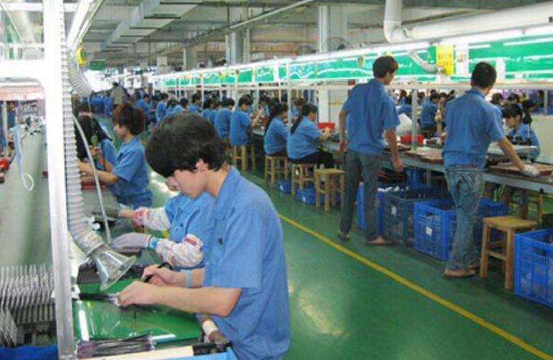 深圳工厂实录：喝酒、撩妹、玩游戏，低学历工人逃不掉的命运