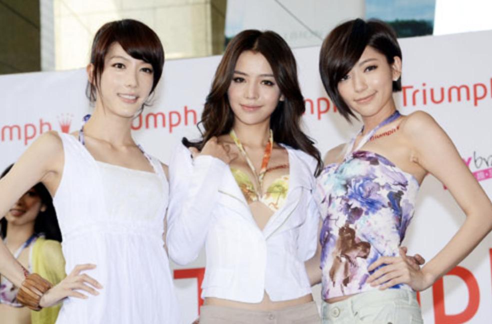 黑丝、抱胸、裸身，娱乐圈没被扒出的“*裤底**”，全在时尚周暴露了