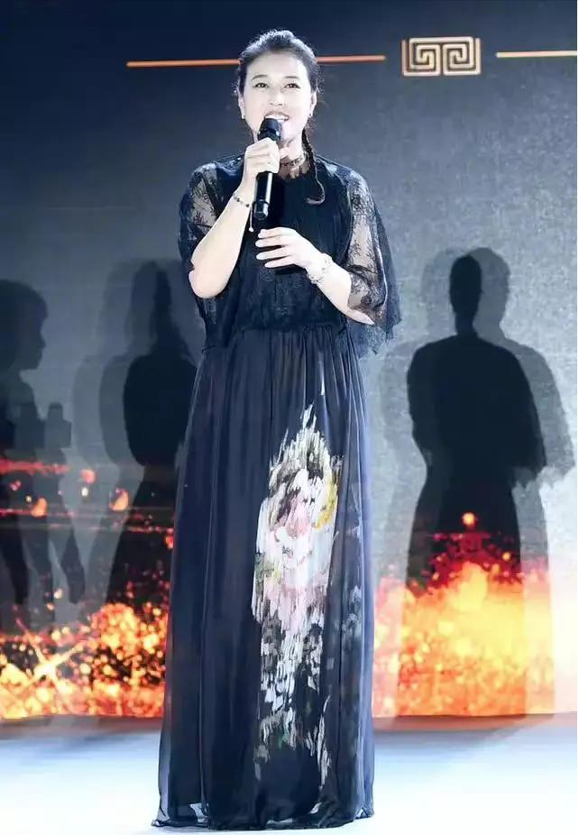 垫屁垫，烤瓷牙，戴美瞳：这些女明星的修修补补，看得人眼花缭乱