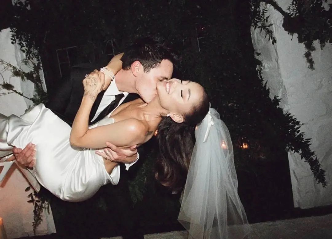 身价40亿“婚纱女王”找95后男友,她活得比萧亚轩还潇洒