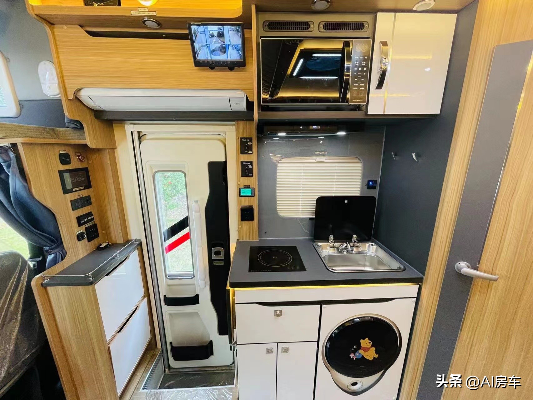 轻卡超大太阳能房车,800瓦太阳能配多大电池