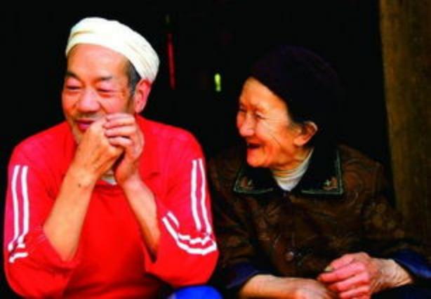 那个带着妻子隐居山林，徒手凿出爱情天梯的男人，已经去世15年了