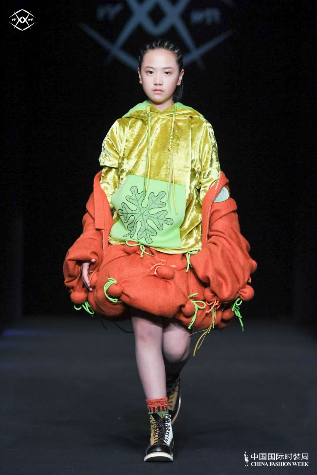 轻狂一场,无悔青春高定潮牌“YYWR以衣唯人”首次亮相中国国际时装周
