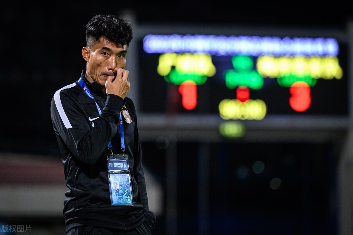 中超赛场爆发大规模冲突裁判是谁,中超比赛裁判引发冲突