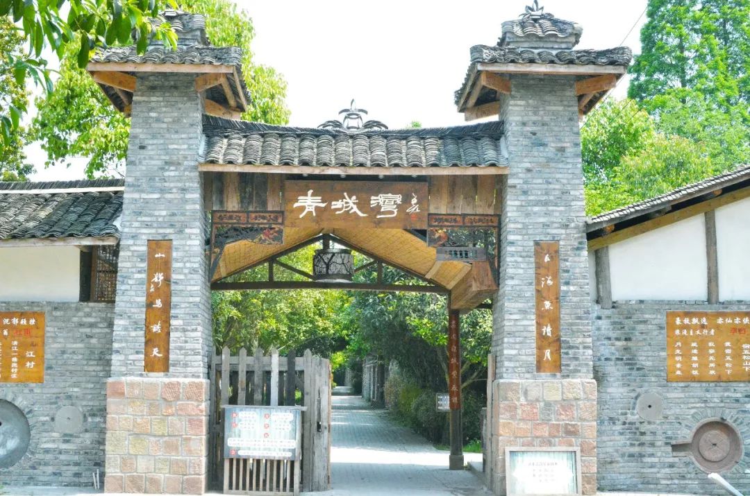 抓住秋天的尾巴！都江堰必打卡的8大晚秋好去处，步青山观烟岚云岫、入古城拾千年烟火，来过都会爱上