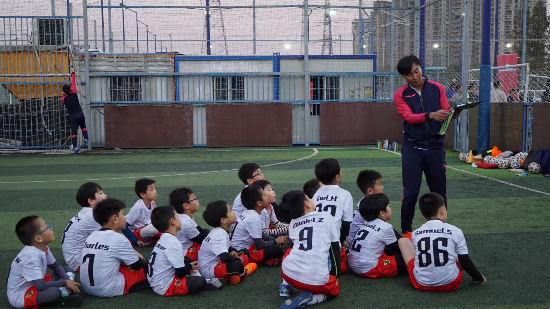 同样的工作中国和国外的区别,为什么足球教练都是西班牙人