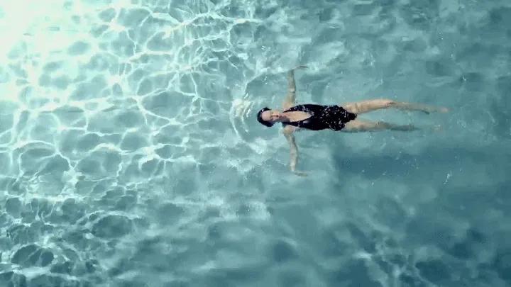 在游泳池里放入蝌蚪会怎么样,游泳池里会有尿吗