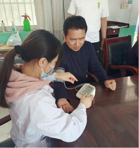 医院加强急救演练打造应急队伍,护理技能团队急救