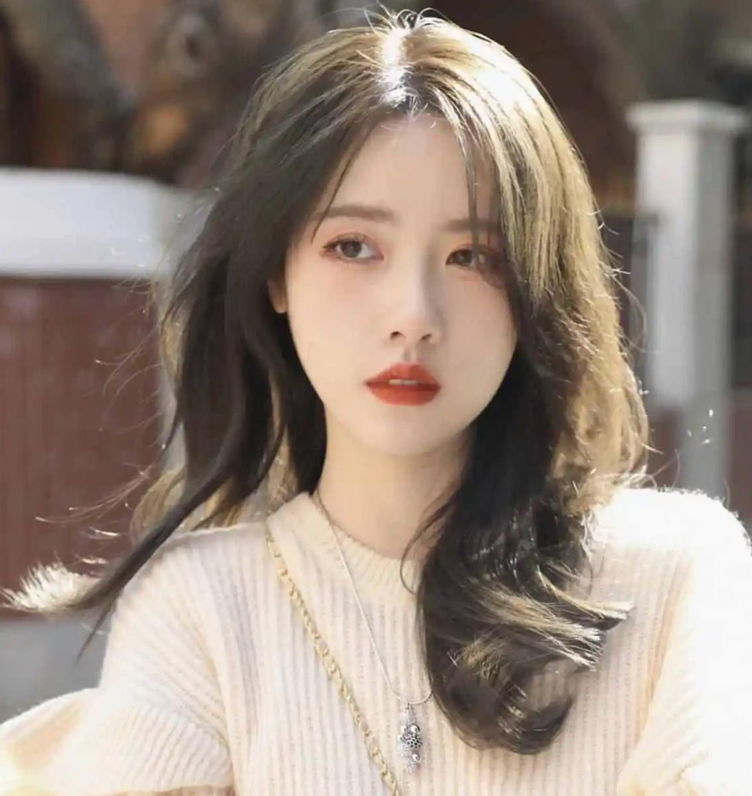 圆脸方脸女孩显脸小发型,圆脸烫什么发型显脸小