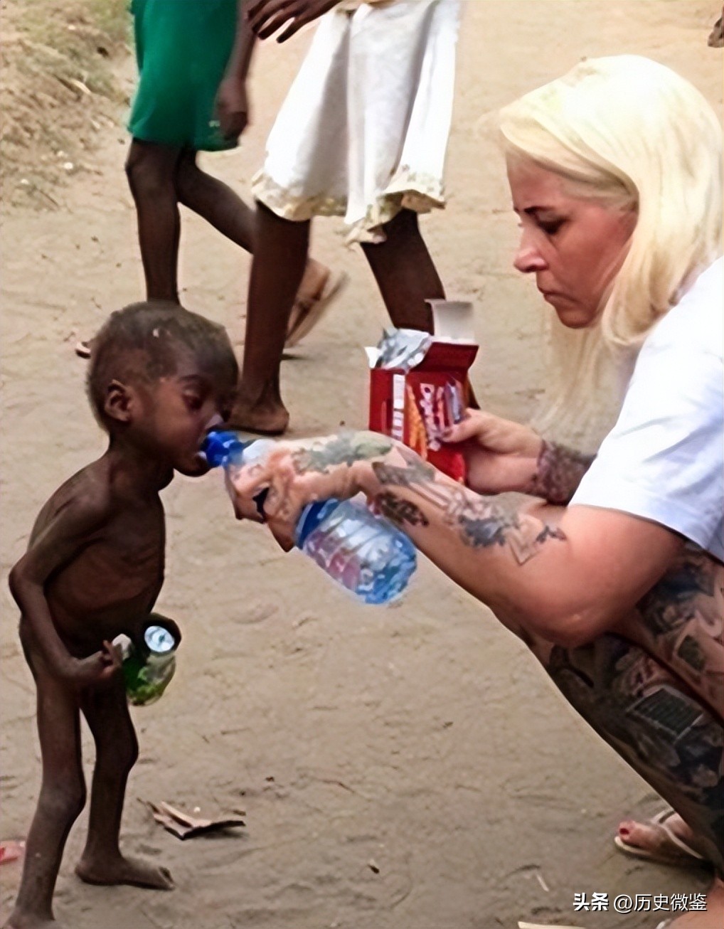 2016年，非洲男孩向白人美女讨水喝走红网络，男孩后来怎么样了？