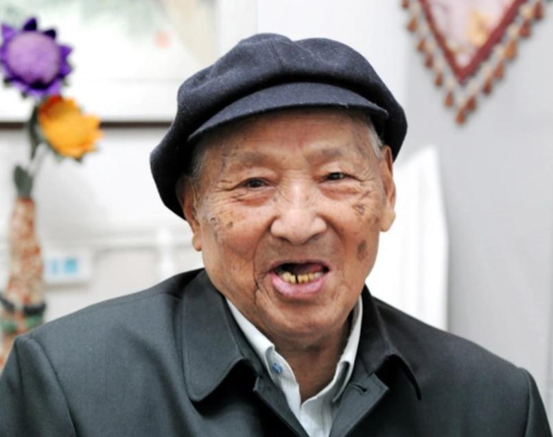 毛主席游孔林，突听“砰”一声响，他问孔子后人：这里常打枪吗？