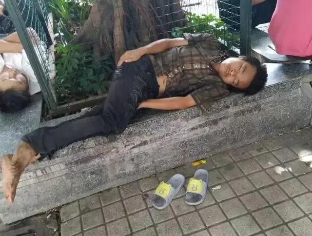 做一歇三的“三和大神”，混着日结抽着散烟他们如何生活的？