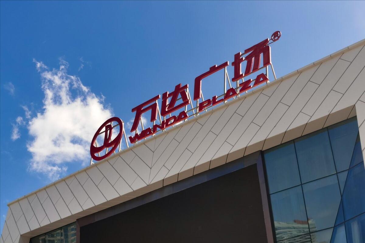 喜迎世界杯冠军,腕上百万名表意外出境,张氏父子的苏宁是强是肉