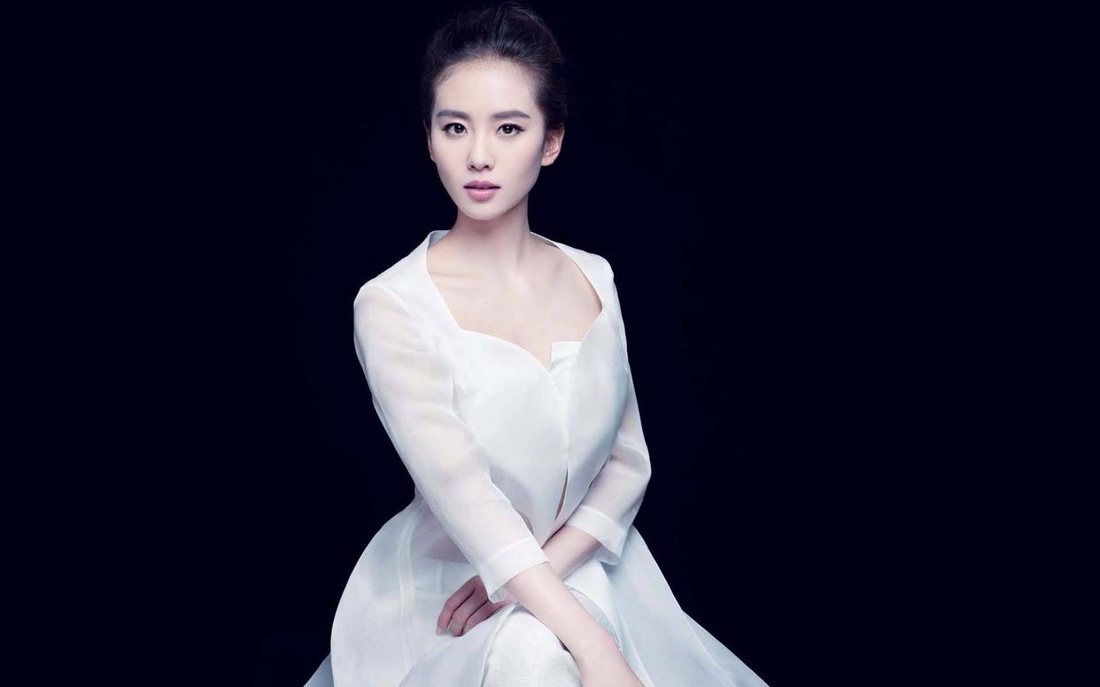 颈纹特别深的年轻女人,颈纹很显老手把手教你小妙招