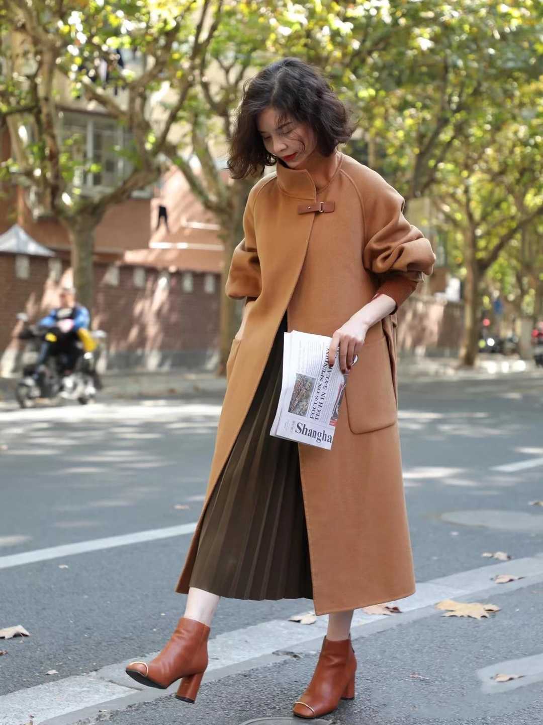 驼色大衣多种风格穿搭攻略,驼色大衣配色法则教你穿出高级感