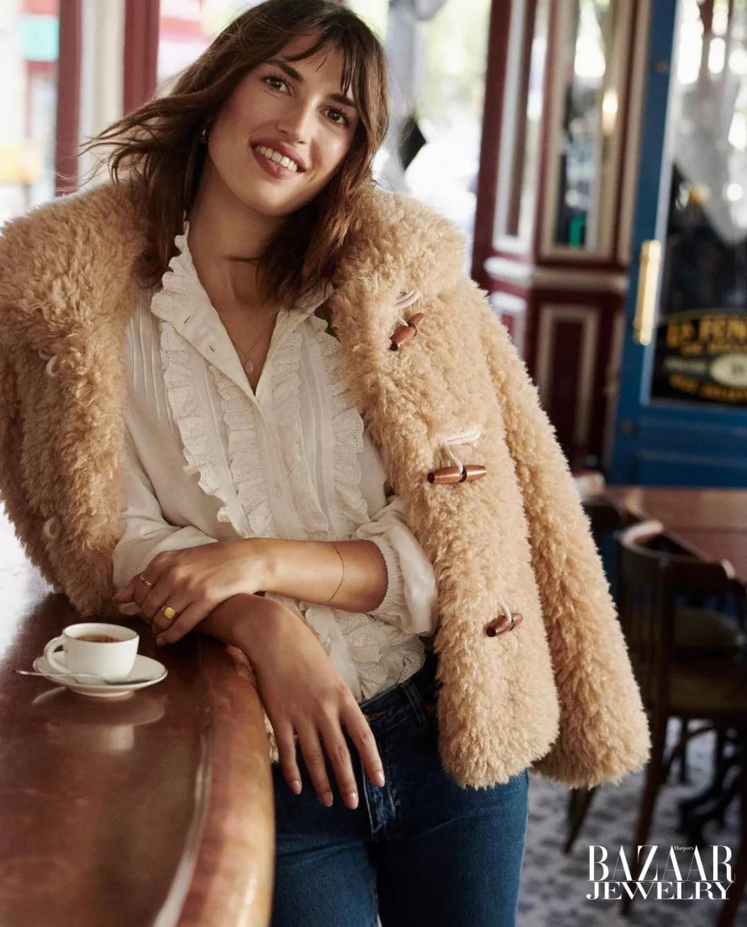 Emily在巴黎II上线即遭吐槽，真正的巴黎女人怎么搭珠宝？