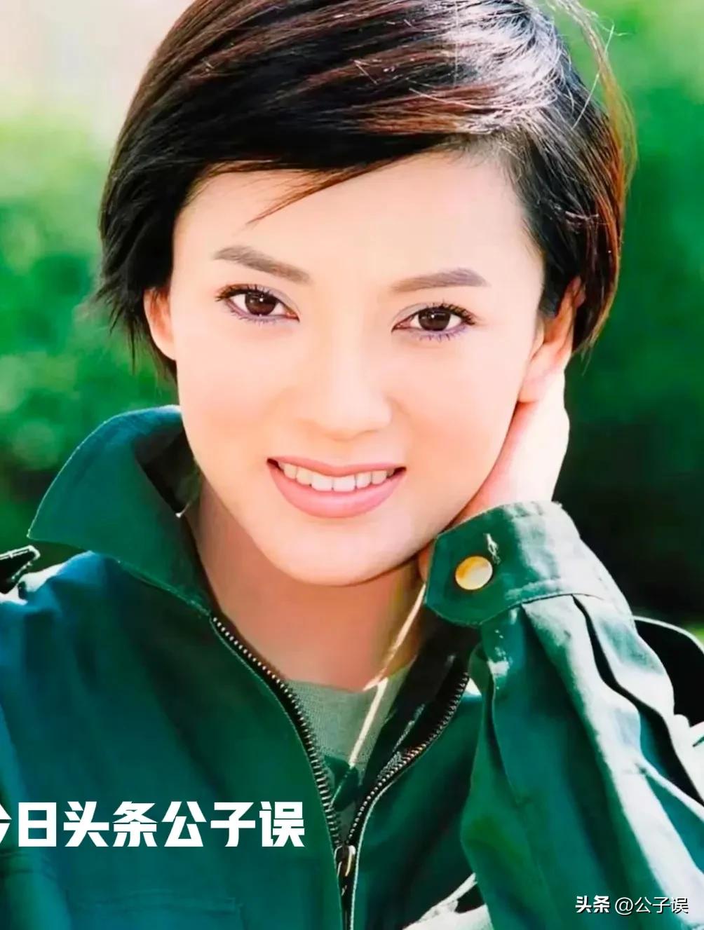 她拒绝登上情色杂志的封面，转身一脱成名，如今专演八路军女战士