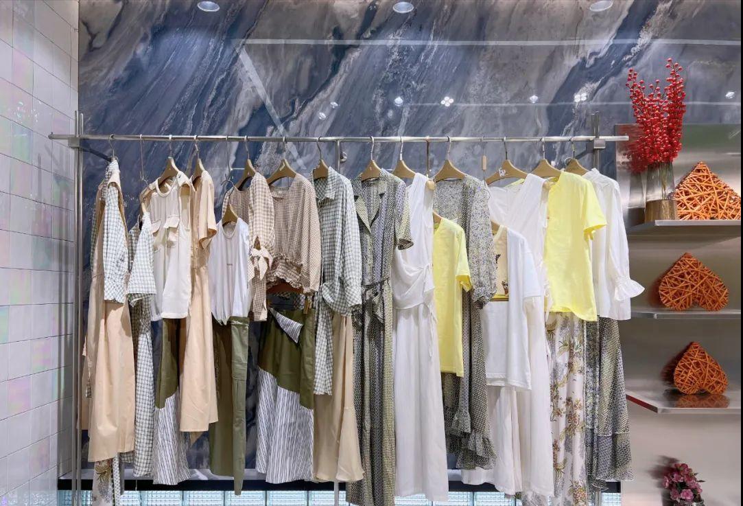 AITU.艾托澳夏季品牌折扣女装桑蚕丝连衣裙上衣裤裙穿搭