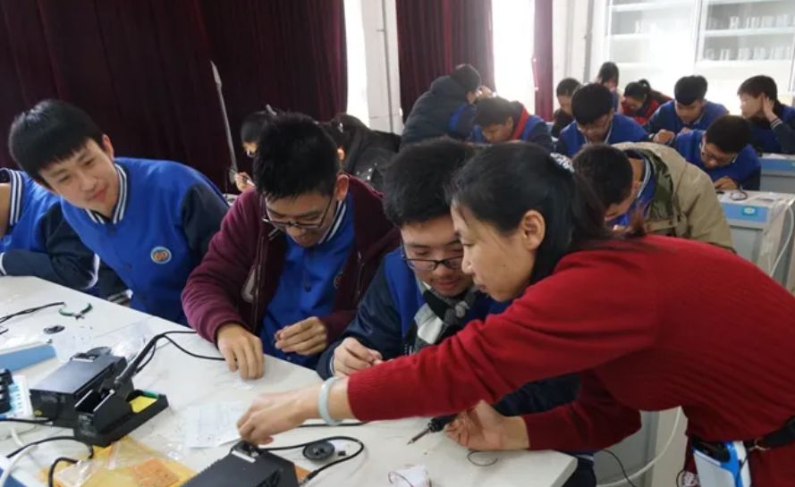 谁说一定要考高中读大学？17岁女孩不走寻常路，未来前途光明