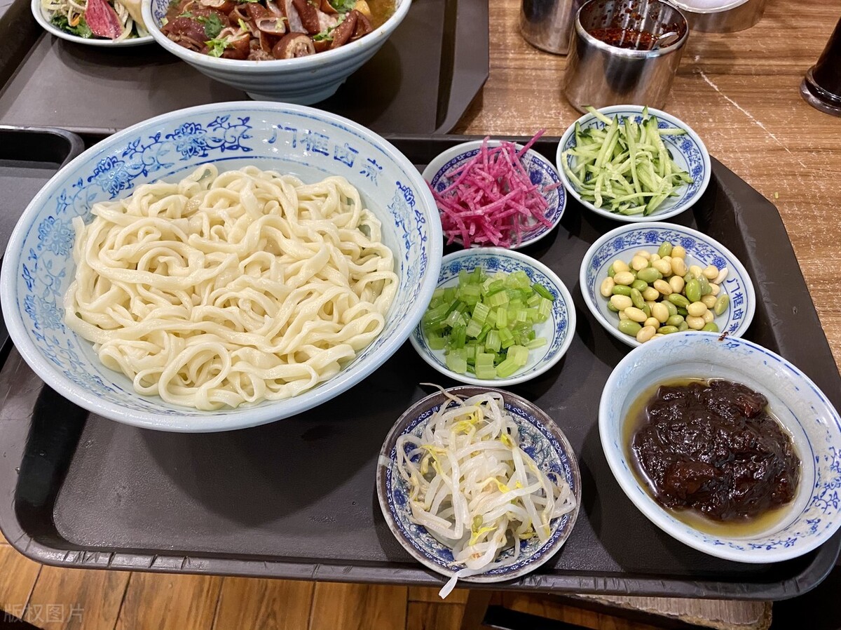 炸酱肉丝面条怎么做最好吃,芹菜炒肉炸酱面的做法