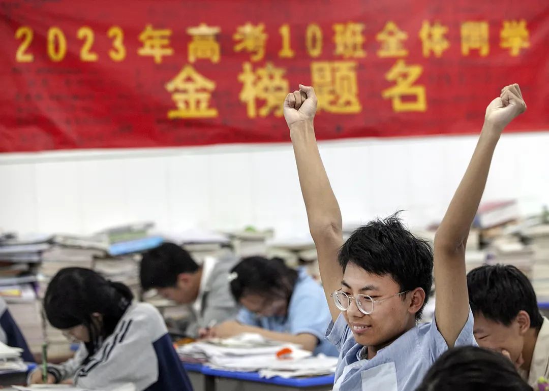 刚刚，青岛5万多勇士霸气走进战场！少年，此去何求？夺盛名、拔头筹、争魁首、独占鳌头！