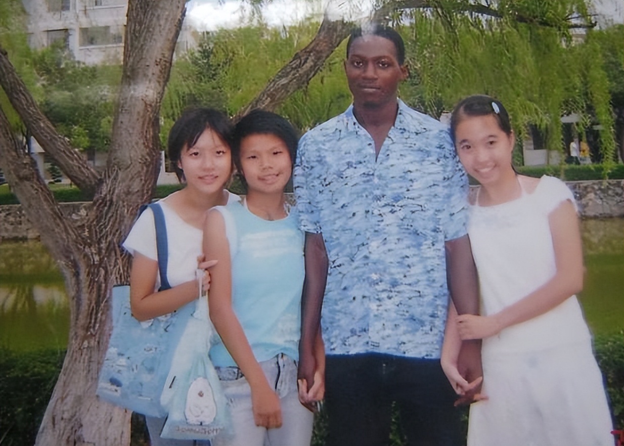 网传一黑人外教行为不端，盯上学生和同事，校方处理结果大快人心