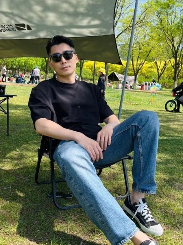 中年男人：为什么劝你少穿POLO衫，多穿T恤？看46岁靳东就明白了