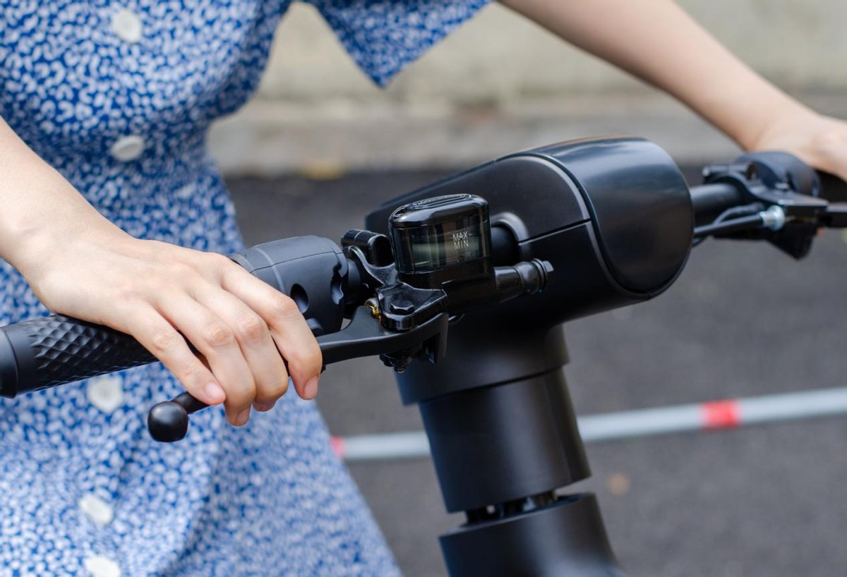 摩灵moi电动车银色,摩灵moi电动车视频