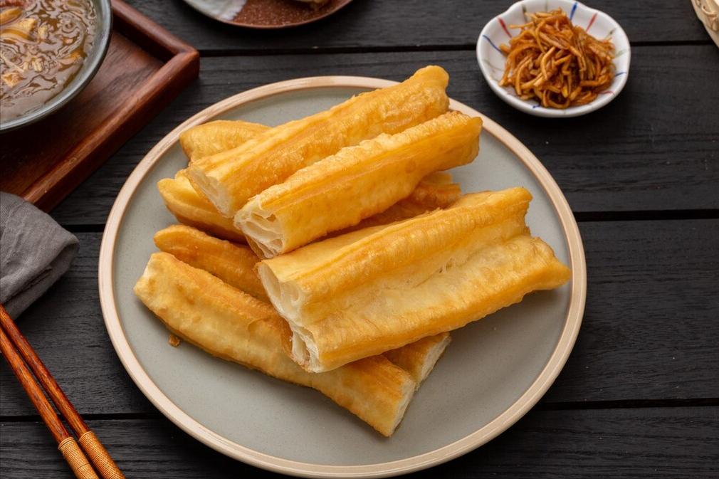 炸油条不用撒面粉,炸油条怎么不用明矾了