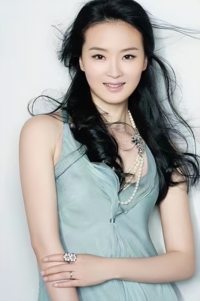 王艳23岁嫁入豪门跟老公差几岁,王艳嫁入豪门真实生活