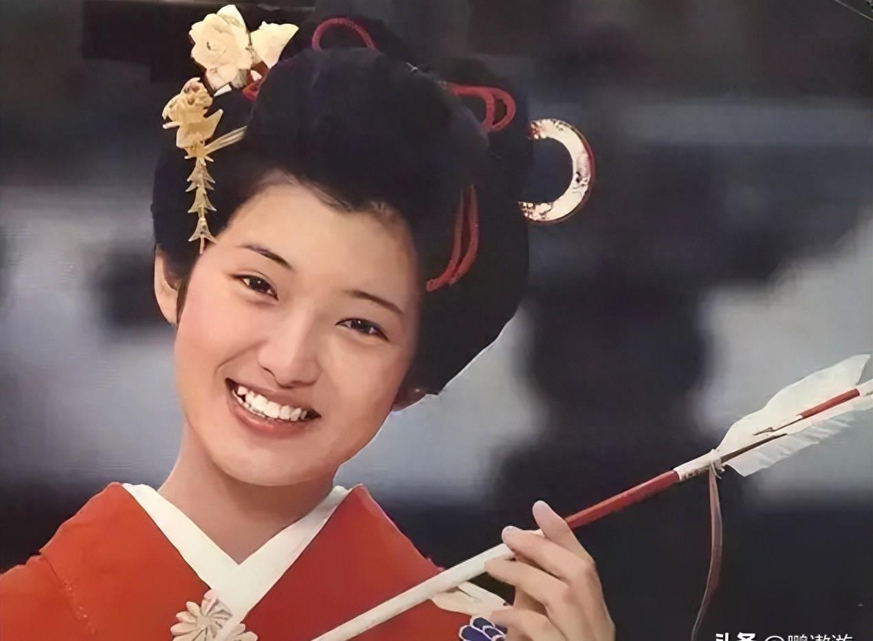 被山口百惠的老年状态惊艳到：64岁发腮发福，穿衣极简却气质高级