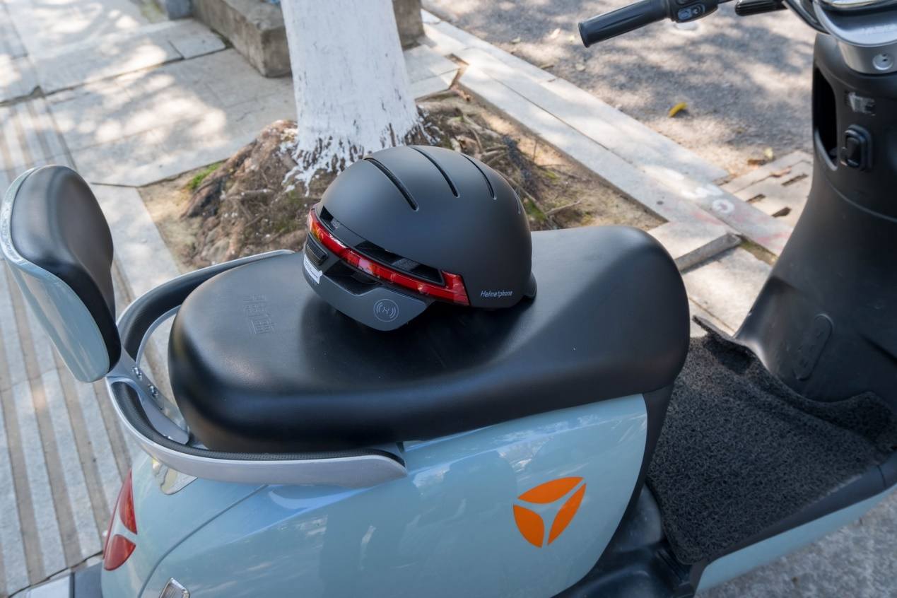 头盔有蓝牙耳机的效果,一款炫酷的智能头盔