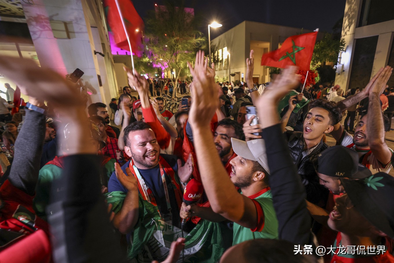 中国人何时能看到这一天，这国足球创历史，人们涌上街头庆祝