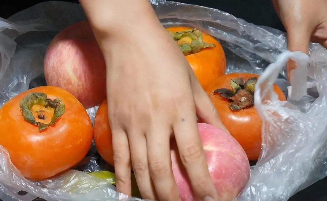 空腹吃柿子为什么会结石,空腹食用柿子当心结石作怪