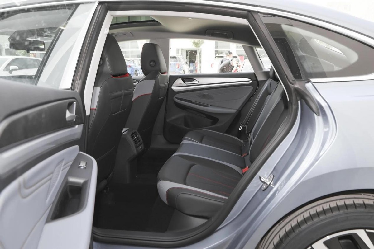 年轻人第一次买车，试完本田雅阁，再试大众凌渡L，才知道选谁好