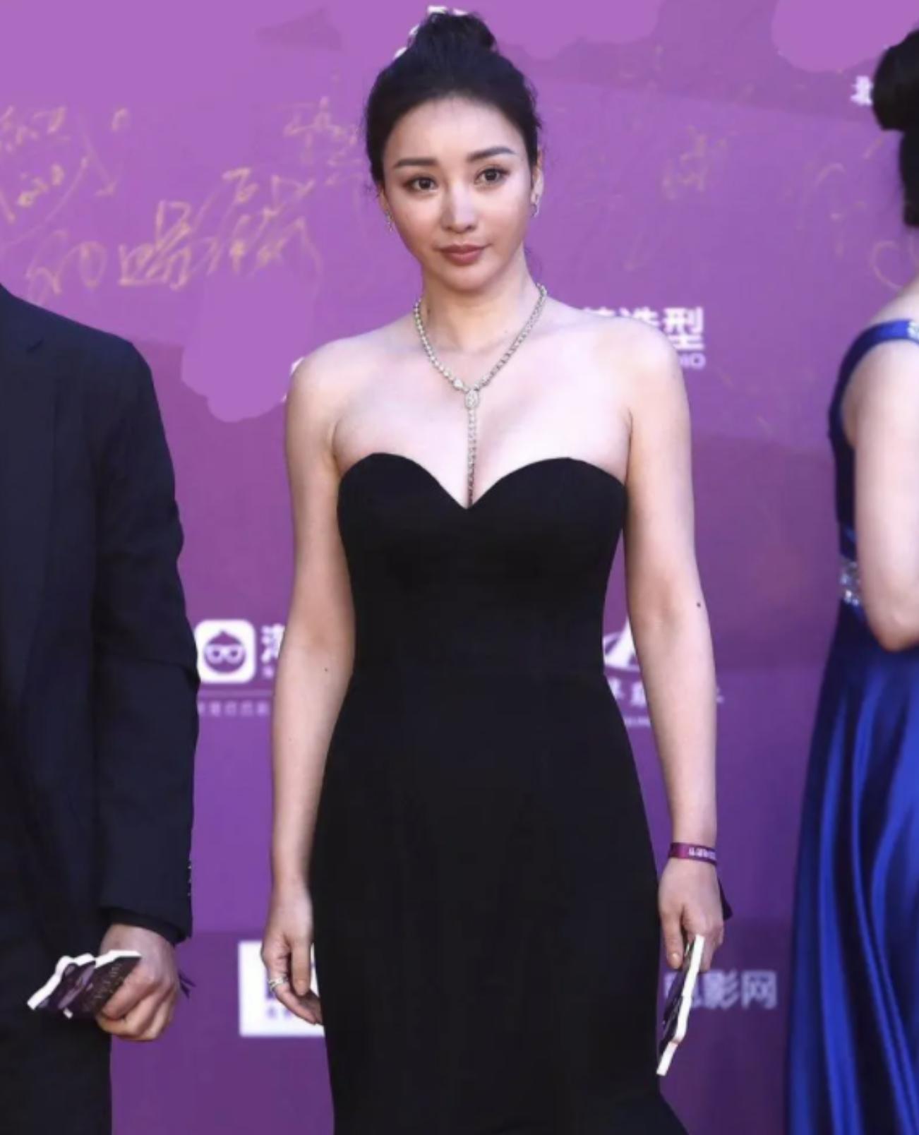 金星直播吐槽明星穿深v,金星吐槽明星走红毯捂胸