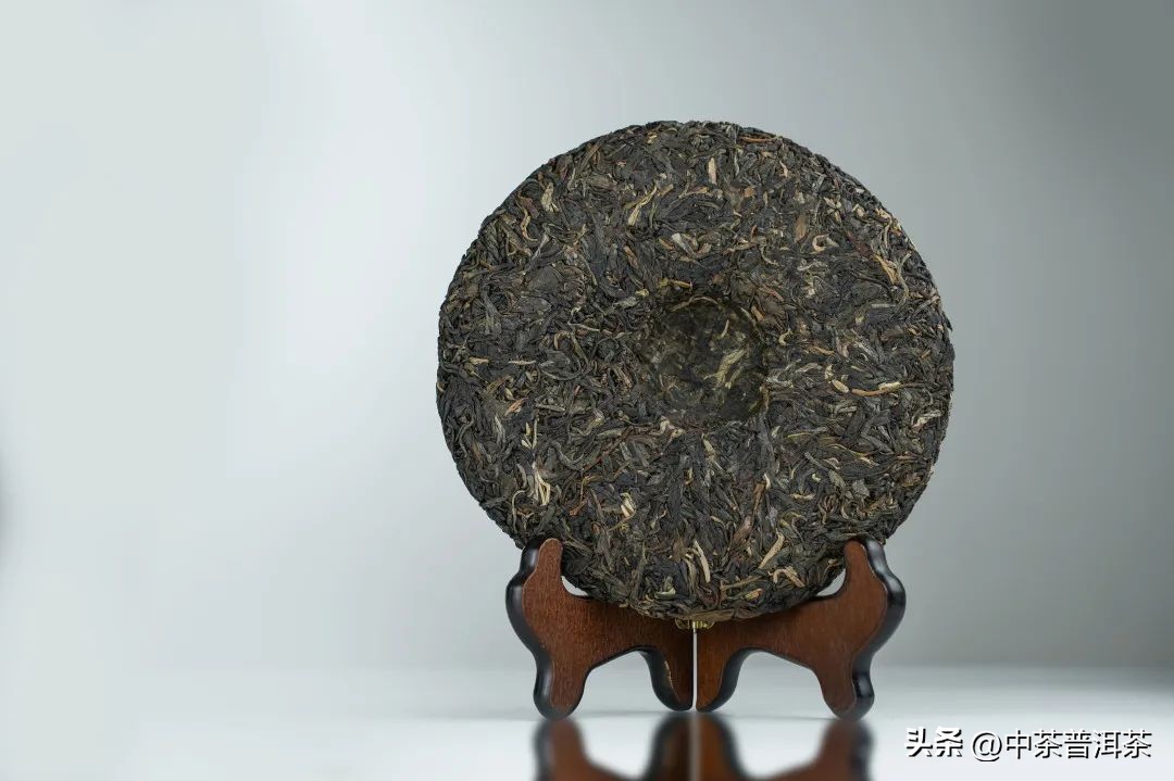 中茶2023孔雀普洱茶,中茶孔雀青饼品鉴图