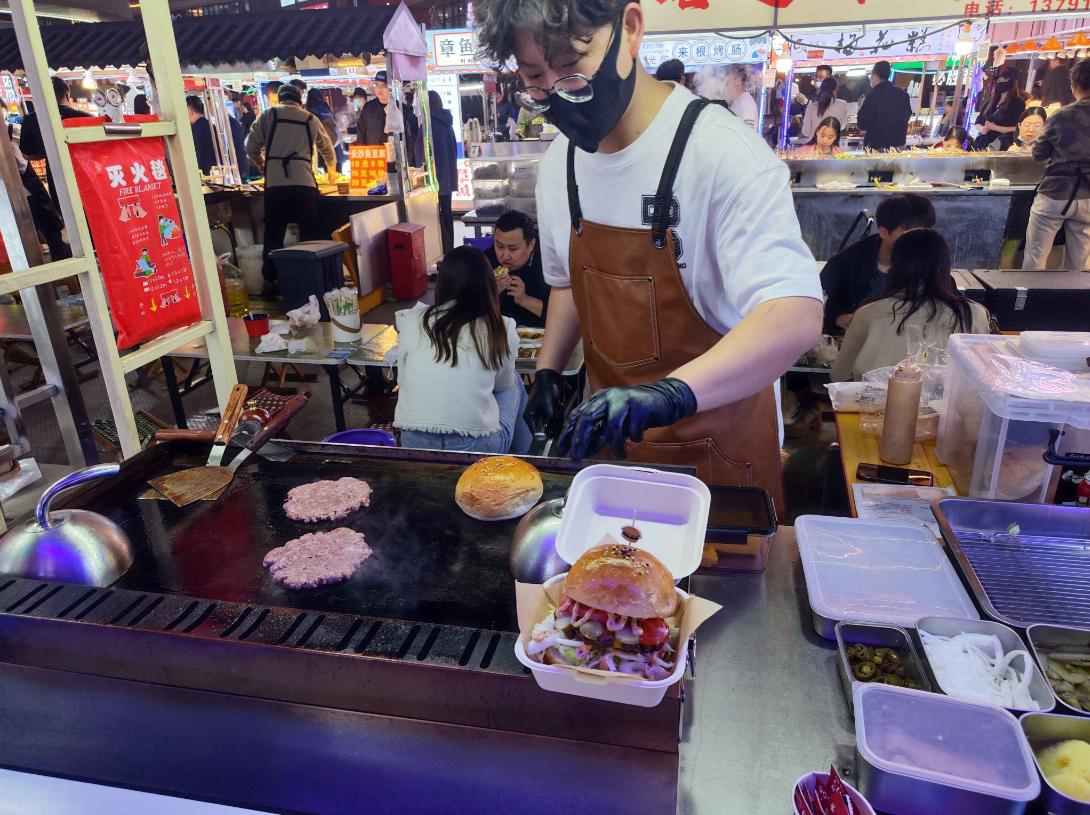 在学校门口摆摊卖汉堡日常生活,00后夜市摆摊卖汉堡