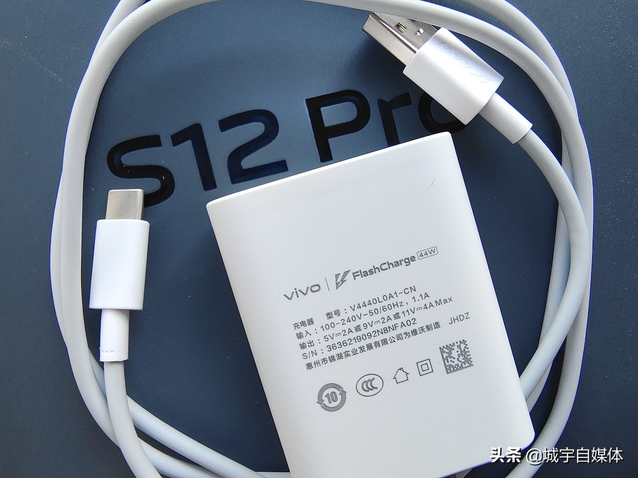 王牌7热播，宋亚轩手中的vivoS12Pro怎么样？