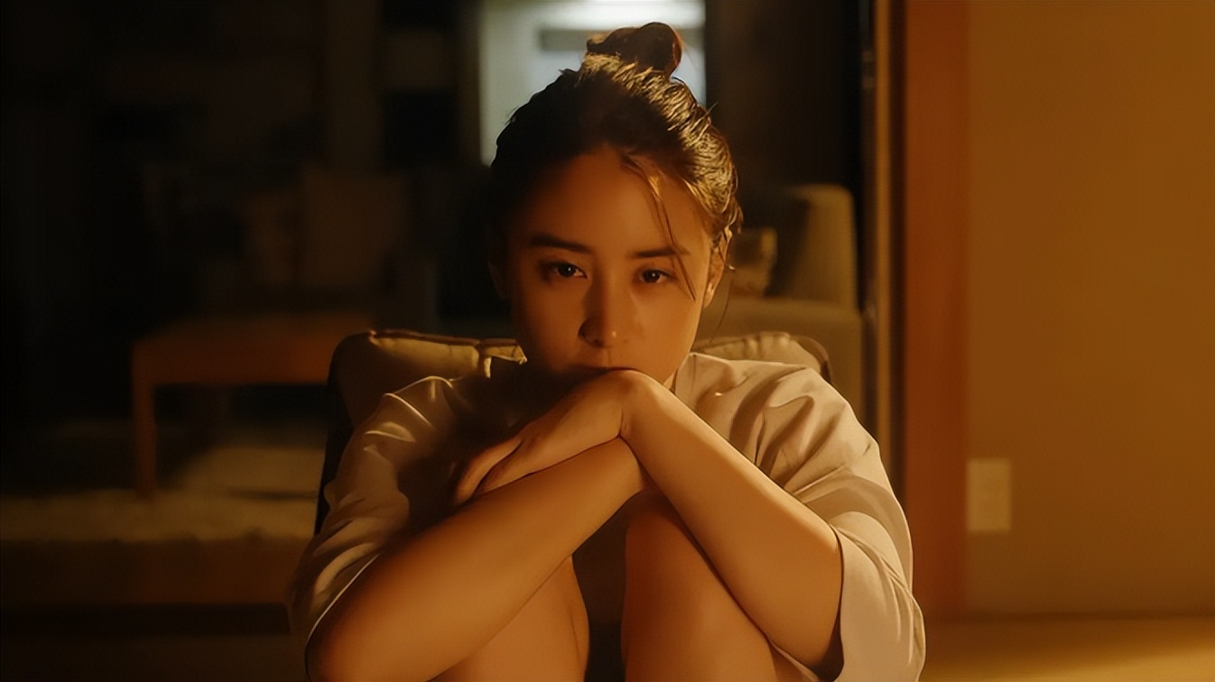 白发老妇在血色中“一夜回春”?通过杀戮释放欲望,只能说太奇葩