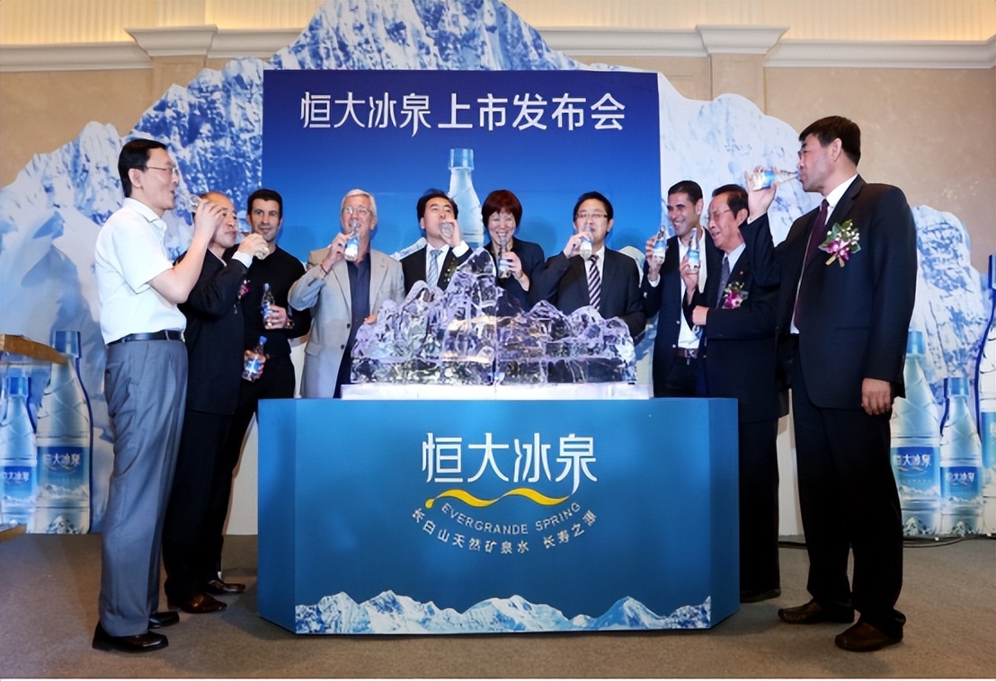 许家印砸百亿做冰泉被20亿贱卖,钟睒睒:我从未把恒大当作对手