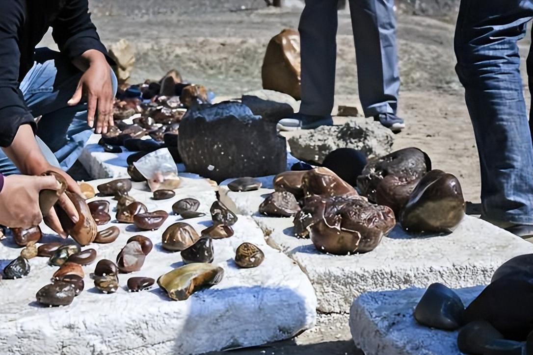 山东发现宝石村：漫山遍野不起眼的碎石头，实际是价值连城蓝宝石