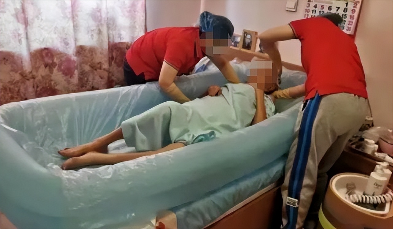 入户助浴师,失能老人享受免费助浴