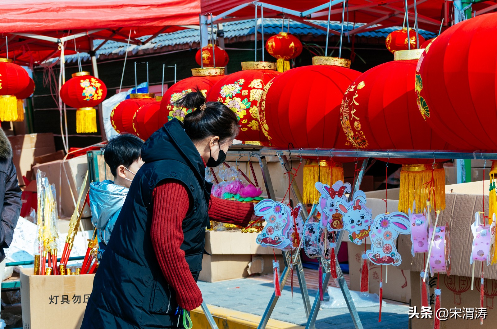 陕西渭南：红红火火络绎不绝的西三路灯笼市场图纪