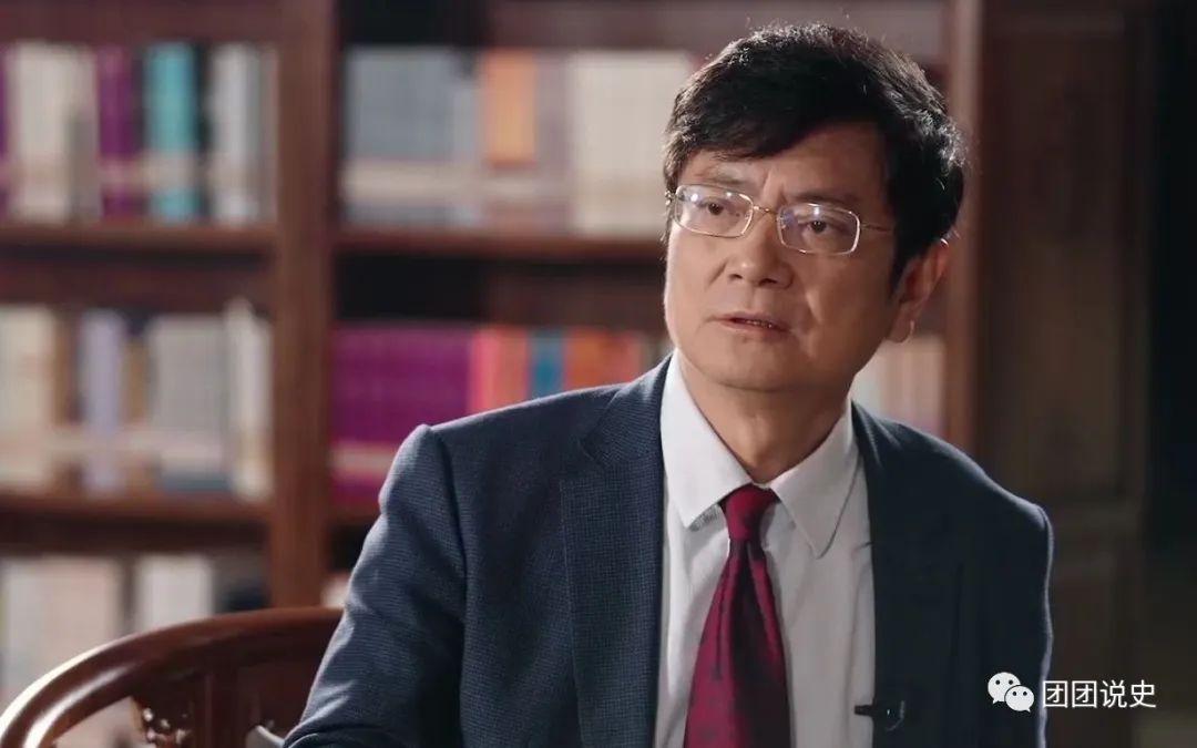 大学校长郑强到食堂吃饭，一个女生：“强哥，我有件事拜托你！”